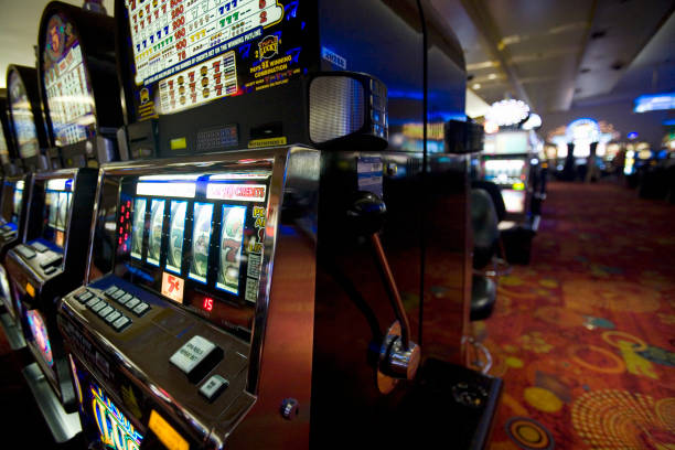 Live BandarQ hand in progress showing dealer cards and player positions