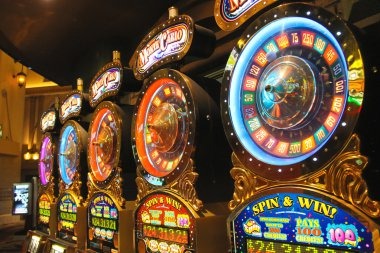 Player chat interface and live dealer communication during BandarQ session